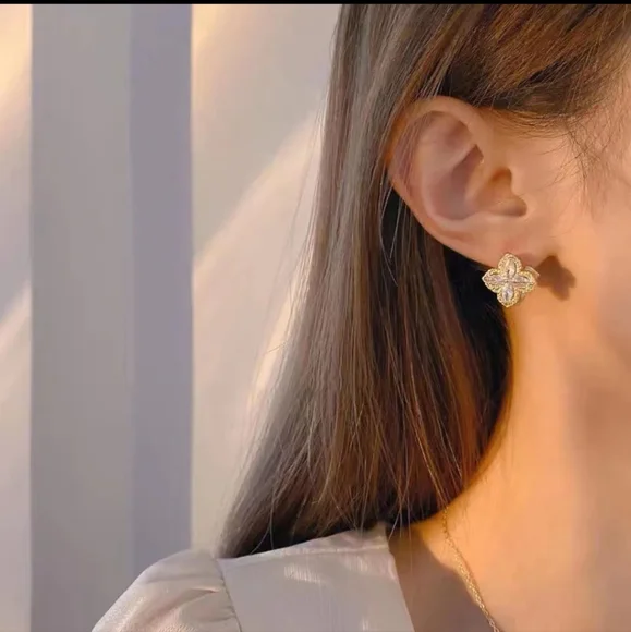 18kgp Rotating Clover Stud Earrings - Picture 2 of 2